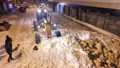 Van Büyükşehir Belediyesi Erciş’te Karla Mücadele Çalışmalarını Sürdürüyor