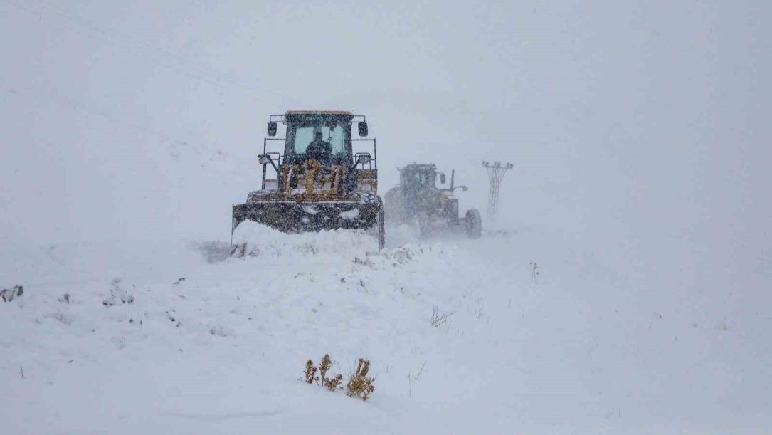 Van’da 671 yerleşim yerinin yolu ulaşıma kapandı