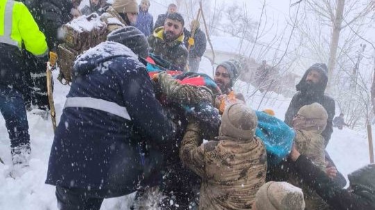 Van'da Çığ Altında Kalan Kadın Kurtarıldı