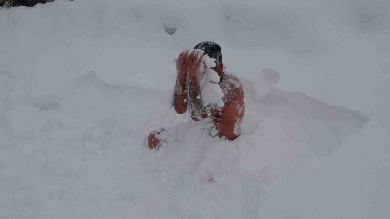 Van’da eksi 8 derecede kar banyosu yaptı