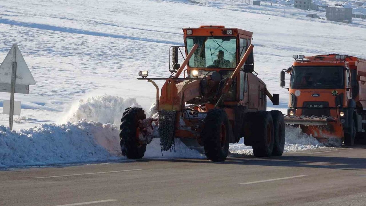 Van’da kar mesaisi: Yol kenarlarında biriken kar kütleleri temizleniyor