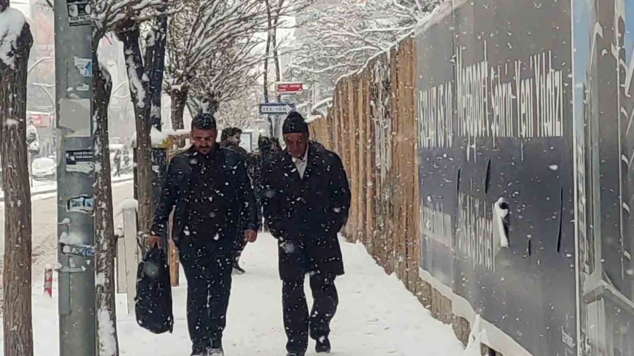 Van’da kar yağışı etkili oluyor