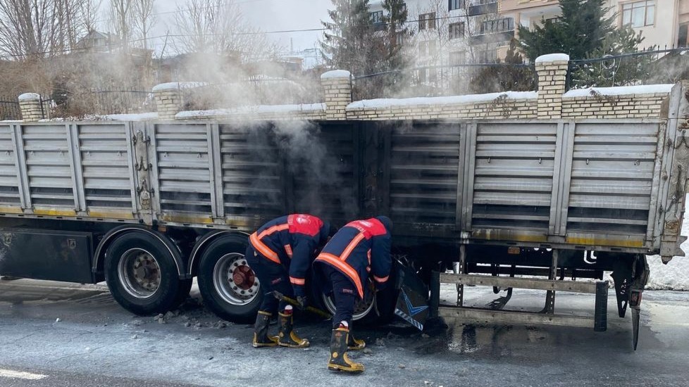 Van’da seyir halindeki tırın lastikleri yandı