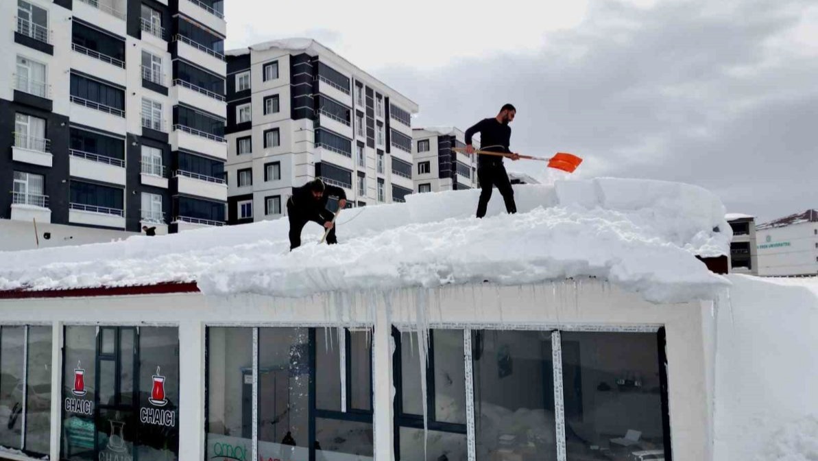 Vatandaşlar zarar görmesin diye çatılarda temizlik mesaisi başladı