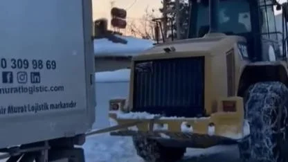 Yolda Kalan Tır, Erciş Belediyesi Ekiplerince Kurtarıldı