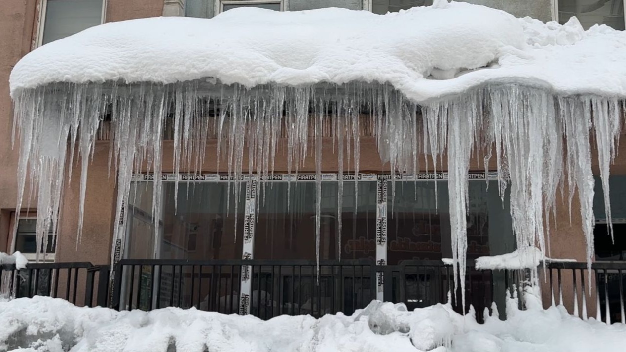 Yüksekova’da 3 metrelik buz sarkıtları oluştu