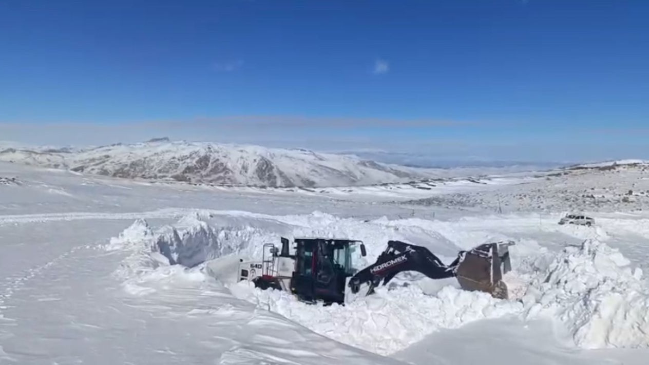 Yüksekova’da karla mücadele: İş makineleri boyunu aşan kar tünelleri oluştu