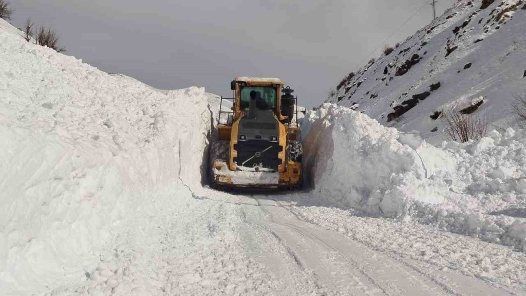 Yüksekova’da mezra yoluna düşen çığ temizlendi
