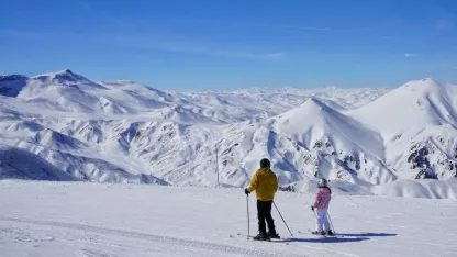 Erzurum Palandöken’de kayak keyfi sürüyor