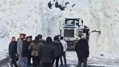 Hakkâri-Van ve Şırnak yolunda çığ alarmı