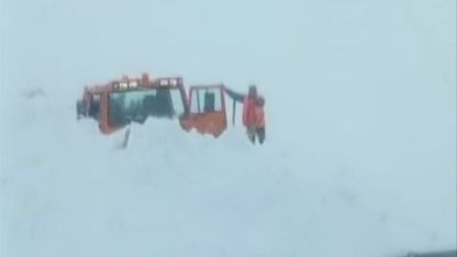 Kar temizlemesi sırasında iş makinesinin üzerine çığ düştü