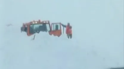 Kar temizlemesi sırasında iş makinesinin üzerine çığ düştü