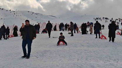 Tatilin son gününde Güzeldağ Kayak Merkezi doldu taştı