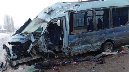 Yolcu minibüsü ile otobüs çarpıştı: Çok sayıda yaralı var