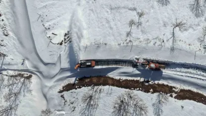 Yoğun kar ve tipi Muş-Bitlis karayolunu ulaşıma kapadı