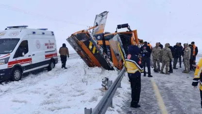 Van’da Karayollarına ait iş makinesi kaza yaptı: 1 ölü, 1 ağır yaralı