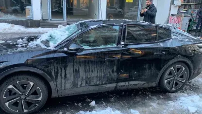 Bingöl’de çatıdan düşen kar otomobile zarar verdi