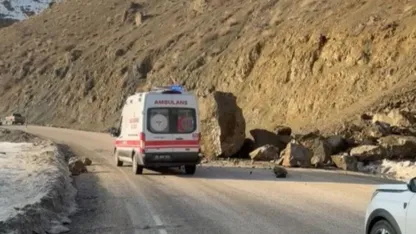 Dev kayalar yola düştü, faciaya ramak kaldı