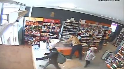 Erzincan Kemah’taki deprem paniği marketin güvenlik kamerasına yansıdı