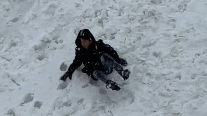 Bu ilçede tepsiler kızak oldu, karlı yamaçlar oyun alanına dönüştü