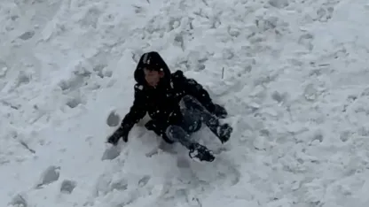 Bu ilçede tepsiler kızak oldu, karlı yamaçlar oyun alanına dönüştü