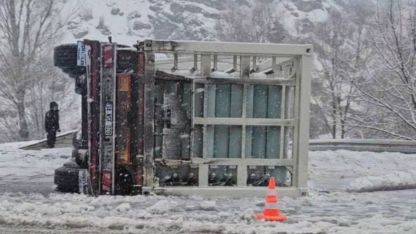 Bingöl’de tır devrildi: 1 yaralı