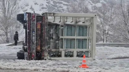 Bingöl’de tır devrildi: 1 yaralı