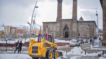 Bin 200 personel ve 400 araç sahada karla mücadele yapıyor