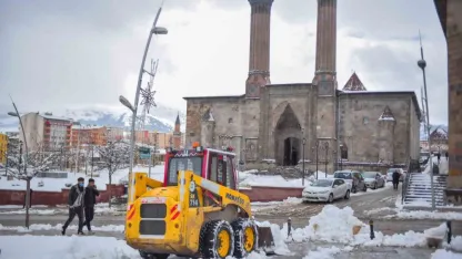 Bin 200 personel ve 400 araç sahada karla mücadele yapıyor