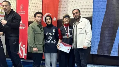 Özalplı öğrenci bilek güreşinde Türkiye üçüncüsü oldu
