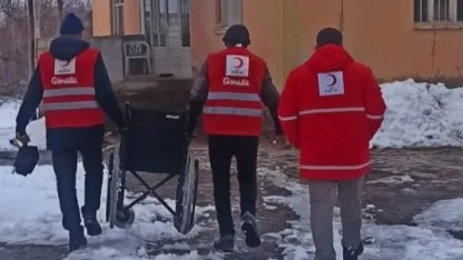 Kızılay’dan gazi eşine tekerlekli sandalye desteği