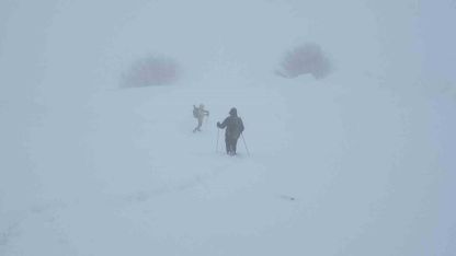 Ağrı'da dağcılar Bubi Dağı’na kış tırmanışı yaptı, zirvede kar mağarası oluşturdu