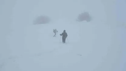 Ağrı'da dağcılar Bubi Dağı’na kış tırmanışı yaptı, zirvede kar mağarası oluşturdu