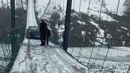 Kars’ta asma köprüde korku dolu anlar: Otomobil buzda kayarak asılı kaldı