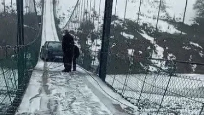 Kars’ta asma köprüde korku dolu anlar: Otomobil buzda kayarak asılı kaldı