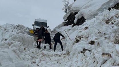 Hakkâri’de çığ düştü: Öğrenci servisi yolda kaldı