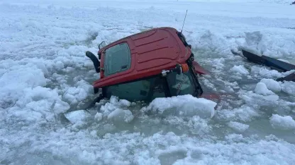 Ardıhan’da bulunan Çıldır Gölü yüzeyindeki buz kırıldı, traktör sulara gömüldü