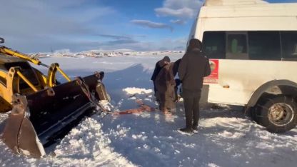 Yolda mahsur kalan öğrencilerin imdadına ekipler yetişti