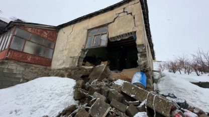 Yüksekova’da bir evin duvarı yıkıldı: "Deprem oluyor sandım"