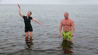 Van'ın dondurucu soğuğunda Van Gölü’nde yüzdüler