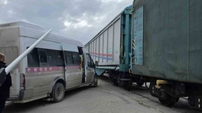 Van’da faciaya ramak kaldı: Tren ile okul servisi çarpıştı