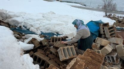 Yüksekova’da bir annenin sessiz feryadı: Zine Teyze yıkılan ahırının başında gözyaşlarına boğuldu