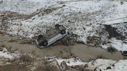 Van’da trafik kazası ;otomobil dereye uçtu 3 kişi yaralandı