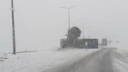 Bitlis’te kontrolden çıkan tır yan yattı