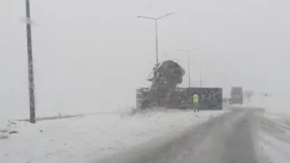 Bitlis’te kontrolden çıkan tır yan yattı