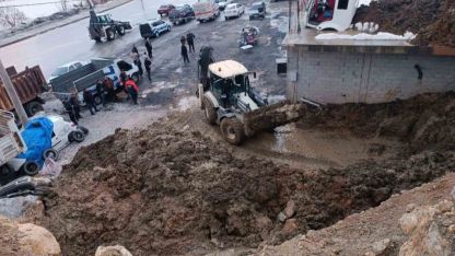 Bitlis’te heyelan: Sanayi sitesindeki dükkan toprak yığını altında kaldı