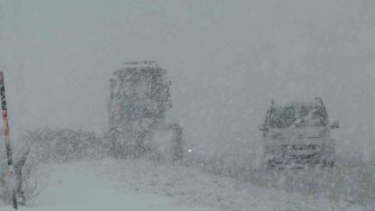 Van Kurubaş'ta yoğun sis ve kar yağışı