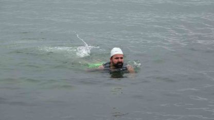 Dondurucu soğuğa meydan okudu: Van Gölü’nde şifa kulaçları