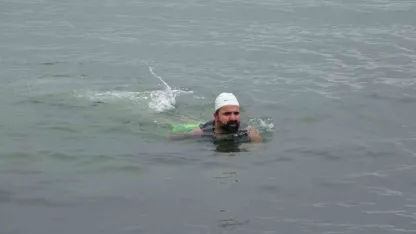 Dondurucu soğuğa meydan okudu: Van Gölü’nde şifa kulaçları