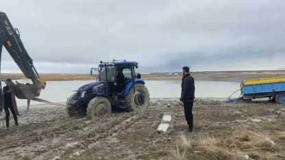 Van Gölü sahilinde çamura saplanan traktör kepçe ile kurtarıldı